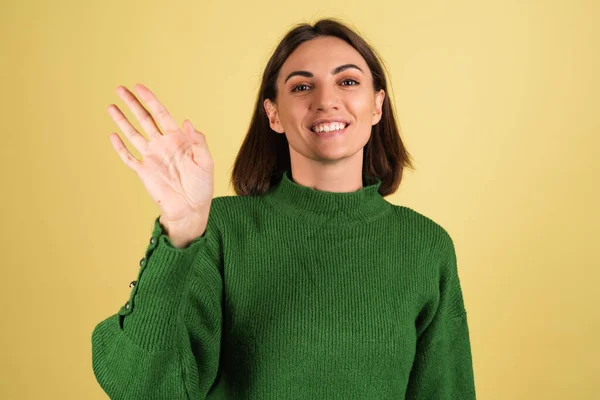 Jovem Mulher Camisola Quente Verde Feliz Sorrindo Mão Acenando Para — Fotografia de Stock
