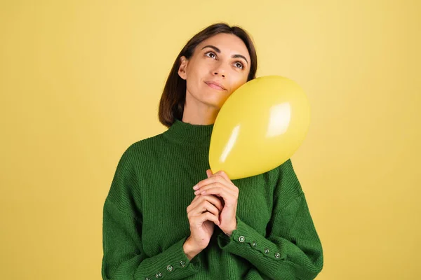 Mladá Žena Zeleném Teplém Svetru Šťastný Roztomilý Úsměv Vzduchovým Balónem — Stock fotografie