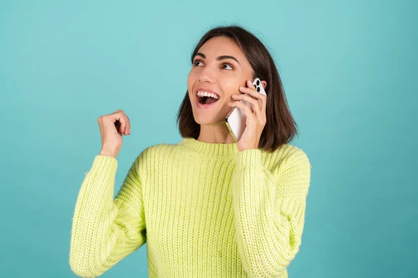 Junge Frau Hellgrünem Pullover Mit Handy Gespräch Hört Audiobotschaft Glücklich — Stockfoto