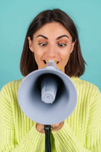 Junge Frau Hellgrünem Pullover Mit Megafon — Stockfoto