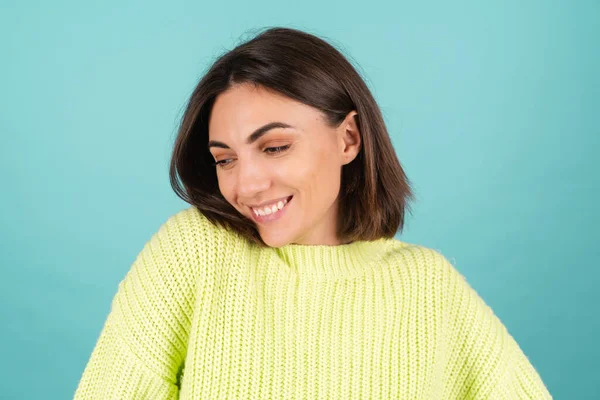 Jovem Mulher Luz Verde Suéter Bonito Sorrindo Tímido Olhar Lado — Fotografia de Stock