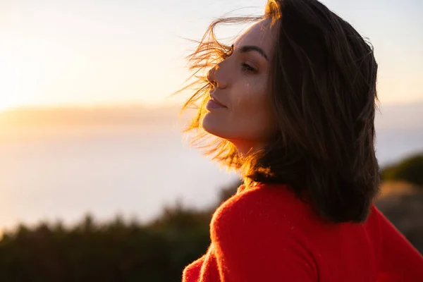Mujer Joven Suéter Rojo Una Magnífica Puesta Sol Montaña Sobre — Foto de Stock