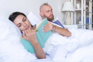 Genç bir çift yatakta karısı ile birlikte sonbahar akşamları kitap okurken, adam uykuya daldı.