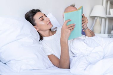 Genç bir çift ve karısı sonbahar akşamları evde kitap okuyorlar.