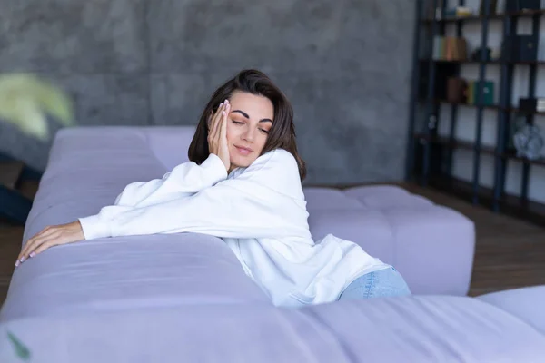 Young Woman Home White Hoodie Couch Sits Peacefully Enjoys Loneliness — Stock Photo, Image
