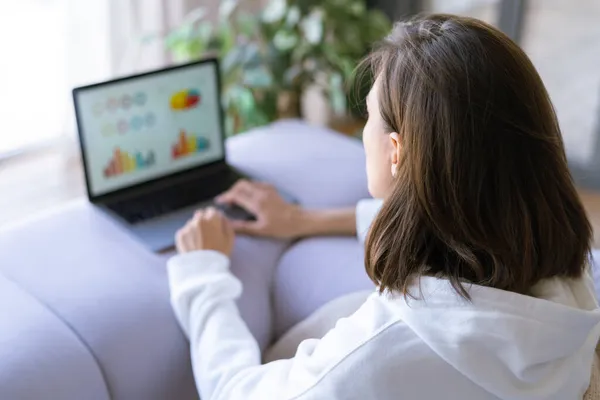 Jovem Mulher Casa Sofá Capuz Branco Com Laptop Consultor Análise — Fotografia de Stock