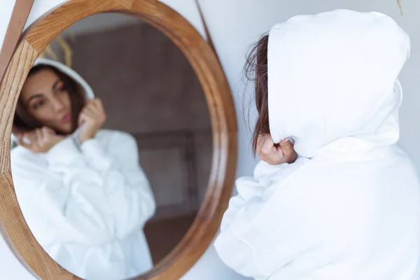 Mujer Joven Casa Dormitorio Una Sudadera Con Capucha Blanca Cálida —  Fotos de Stock