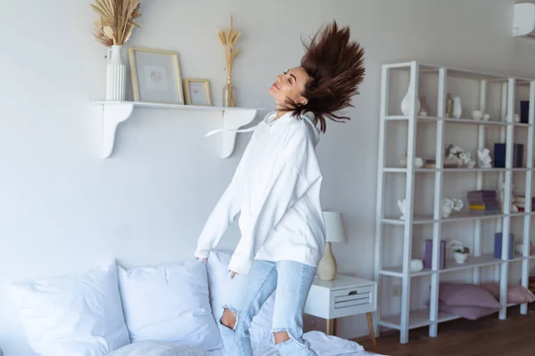 Mujer Joven Casa Dormitorio Una Sudadera Con Capucha Blanca Cálida — Foto de Stock