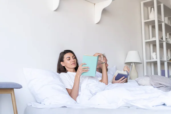 Νεαρό Ζευγάρι Σύζυγος Γυναίκα Στο Σπίτι Στο Κρεβάτι Διαβάζοντας Βιβλία — Φωτογραφία Αρχείου