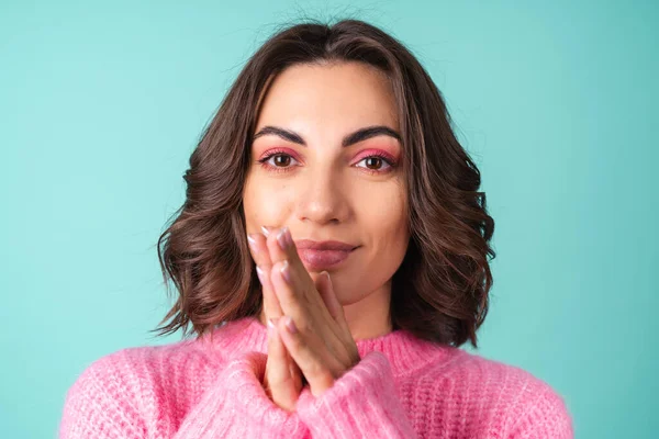 Acogedor Retrato Una Mujer Joven Suéter Punto Rosa Con Maquillaje — Foto de Stock