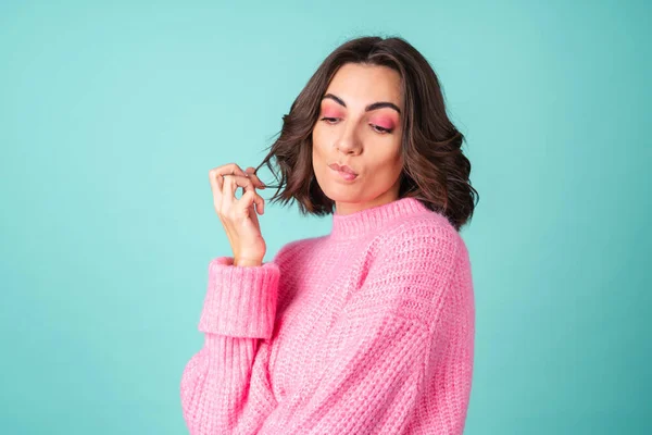 Retrato Acolhedor Uma Jovem Mulher Suéter Malha Rosa Com Maquiagem — Fotografia de Stock