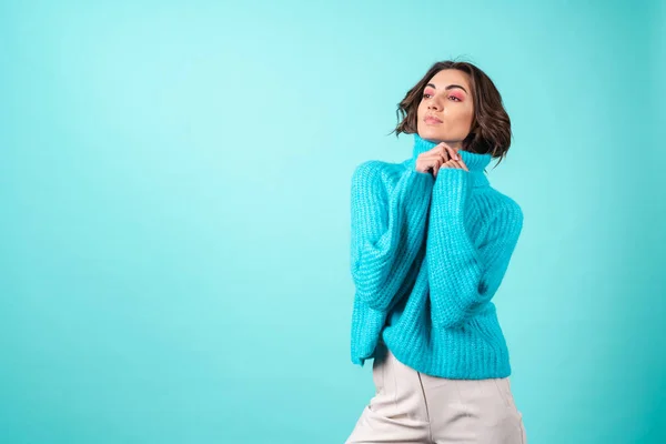 Cozy Portrait Young Woman Knitted Blue Sweater Bright Pink Makeup — Stock Photo, Image
