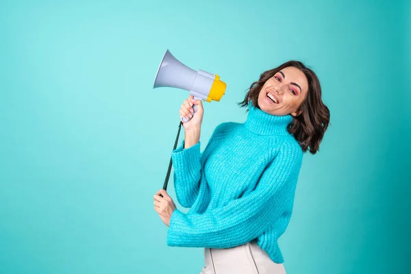 Gemütliches Porträt Einer Jungen Frau Blauen Strickpullover Und Grellrosa Make — Stockfoto