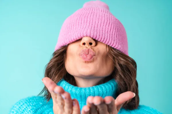 Retrato Acolhedor Mulher Jovem Suéter Azul Malha Chapéu Rosa — Fotografia de Stock