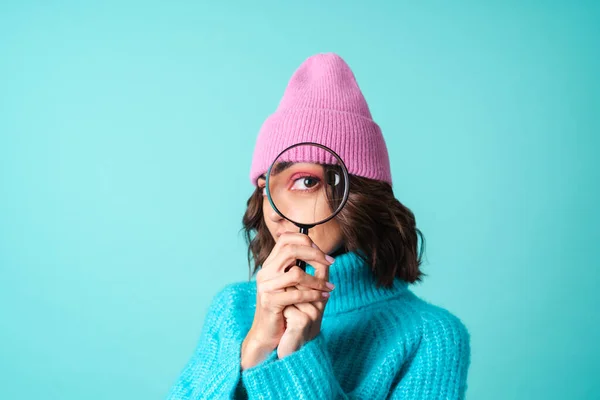 Acogedor Retrato Una Mujer Joven Suéter Azul Punto Sombrero Rosa —  Fotos de Stock