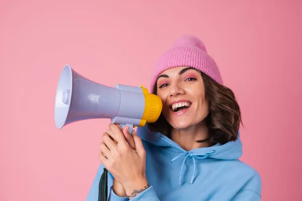 Eine Junge Frau Kuscheligen Anzug Mit Fleece Kapuzenpulli Und Hose — Stockfoto