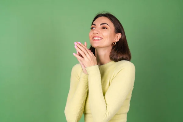 Young Woman Green Background Yellow Sweater Cute Smiling — Stock Photo, Image