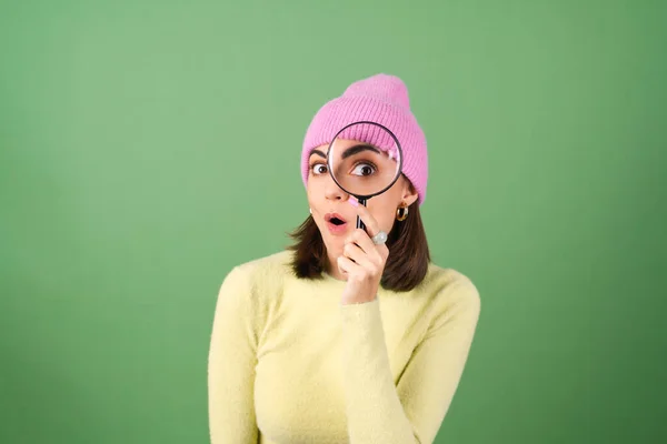 Mujer Joven Sobre Fondo Verde Suéter Amarillo Con Lupa — Foto de Stock