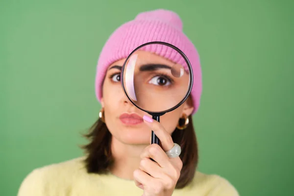 Mujer Joven Sobre Fondo Verde Suéter Amarillo Con Lupa — Foto de Stock