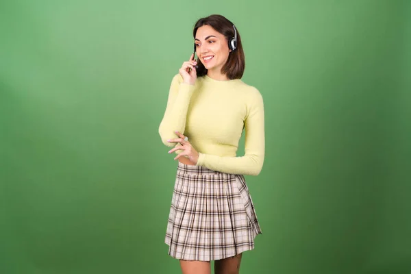 Young Woman Green Background Yellow Sweater Plaid Skirt Manager Support — Stock Photo, Image