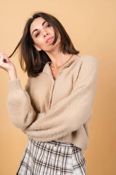 若いです女性上のベージュの背景に柔らかい居心地の良いセーターで昼間の専門家のメイクアップ笑顔かわいい スリム 良い形 — ストック写真