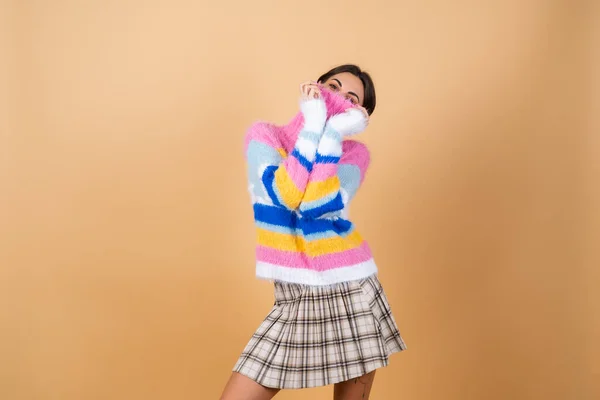 Young Woman Beige Background Bright Multicolored Cozy Knitted Sweater Plaid — Stock Photo, Image