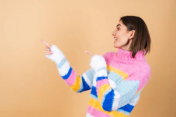 Mujer Joven Sobre Fondo Beige Brillante Multicolor Acogedor Jersey Punto — Foto de Stock