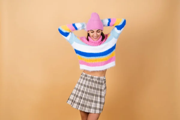 Jovem Mulher Fundo Bege Uma Camisola Malha Acolhedora Multicolorida Brilhante — Fotografia de Stock