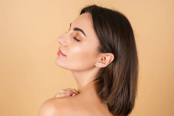 Retrato Uma Jovem Fundo Bege Com Maquiagem Natural Com Sorriso — Fotografia de Stock