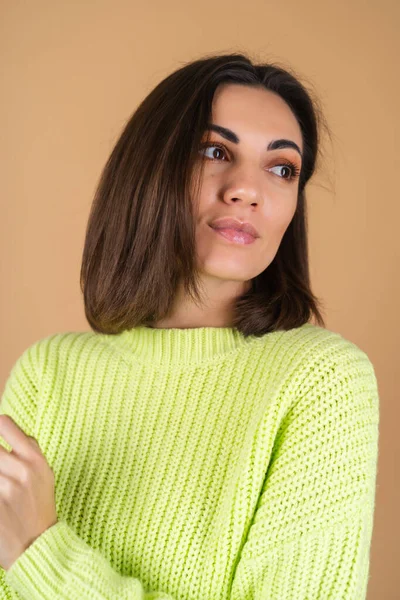 Jovem Mulher Camisola Verde Claro Fundo Bege Sorrindo Feliz Olhando — Fotografia de Stock