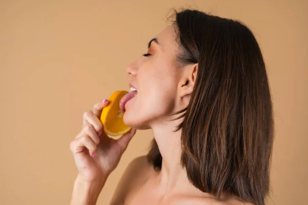 Retrato Uma Jovem Mulher Fundo Bege Com Maquiagem Quente Natural — Fotografia de Stock