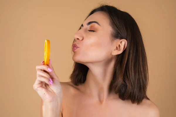 Retrato Uma Jovem Mulher Fundo Bege Com Maquiagem Quente Natural — Fotografia de Stock