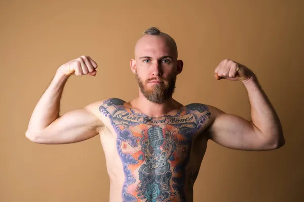 Tatuado Brutal Homem Com Barba Topless Fundo Bege Muscular Com — Fotografia de Stock