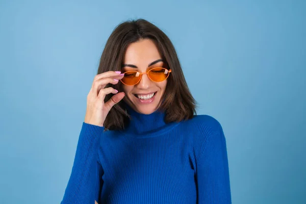 Νεαρή Γυναίκα Στο Γκολφ Μπλε Φόντο Κομψά Φωτεινά Πορτοκαλί Γυαλιά — Φωτογραφία Αρχείου