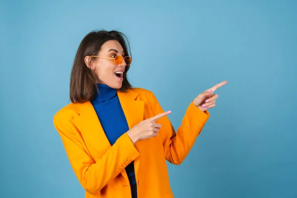 Modische Junge Frau Knielanger Und Überdimensionaler Jacke Auf Blauem Hintergrund — Stockfoto