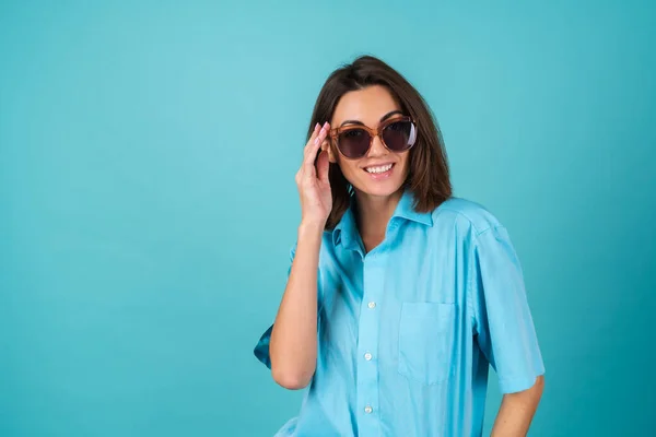 Молода Жінка Синій Сорочці Фоні Сонцезахисних Окулярів Модно Стильна Позування — стокове фото
