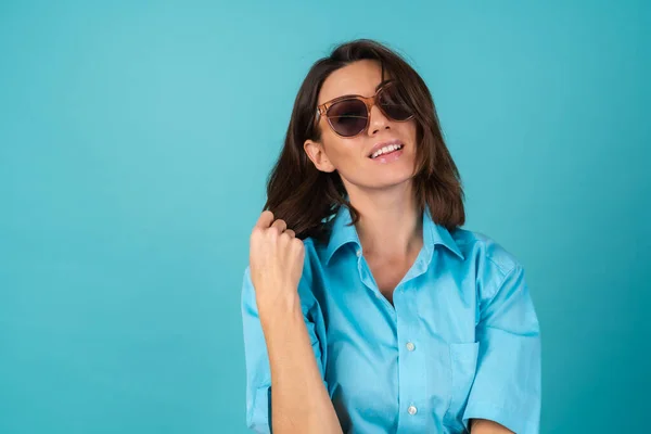 Mulher Jovem Uma Camisa Azul Fundo Óculos Sol Posando Elegantemente — Fotografia de Stock