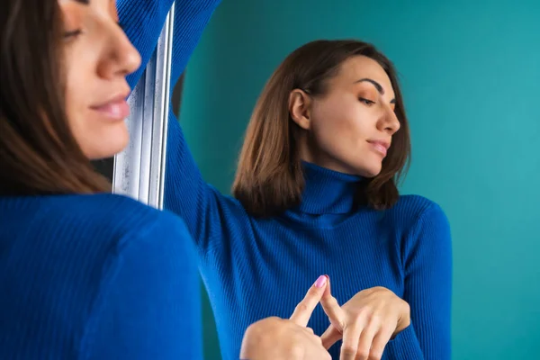 Jovem Vestida Gola Alta Azul Golfe Posando Sensualmente Frente Espelho — Fotografia de Stock