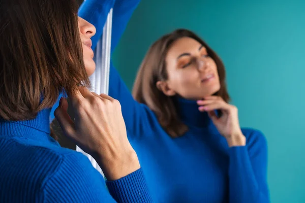 Mujer Joven Vestida Cuello Alto Azul Golf Posando Sensualmente Delante — Foto de Stock