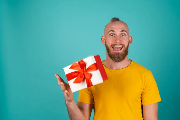 Skäggig Man Orange Shirt Turkos Bakgrund Kastar Presentask Ett Upprymt — Stockfoto