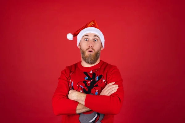 Hombre Barba Roja Sombrero Santa Suéter Navidad Sobre Fondo Rojo —  Fotos de Stock