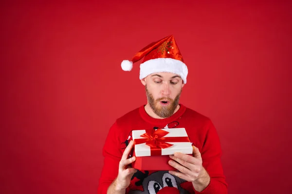 Hombre Barba Roja Sombrero Santa Suéter Navidad Sobre Fondo Rojo —  Fotos de Stock