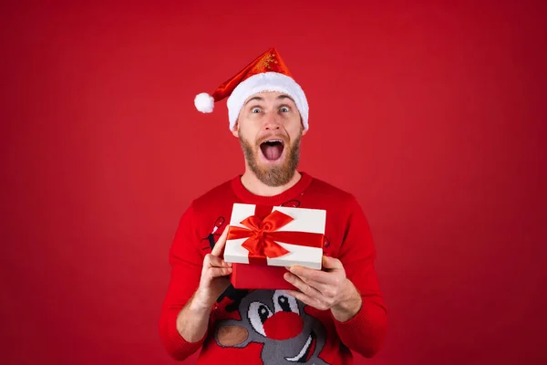 Hombre Barba Roja Sombrero Santa Suéter Navidad Sobre Fondo Rojo —  Fotos de Stock