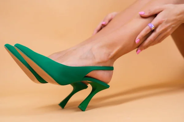 Красиві Довгі Стрункі Ноги Дівчини Зелених Насосах Короткими Підборами Бежевому — стокове фото