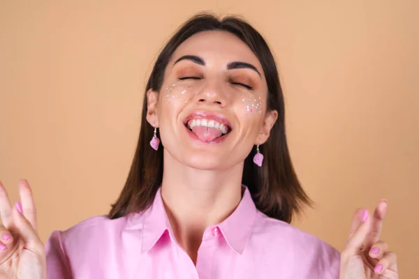 Retrato Uma Jovem Mulher Vestido Rosa Fundo Bege Com Maquiagem — Fotografia de Stock