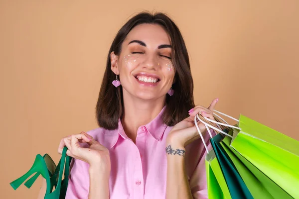 Retrato Una Mujer Joven Vestido Rosa Sobre Fondo Beige Con — Foto de Stock