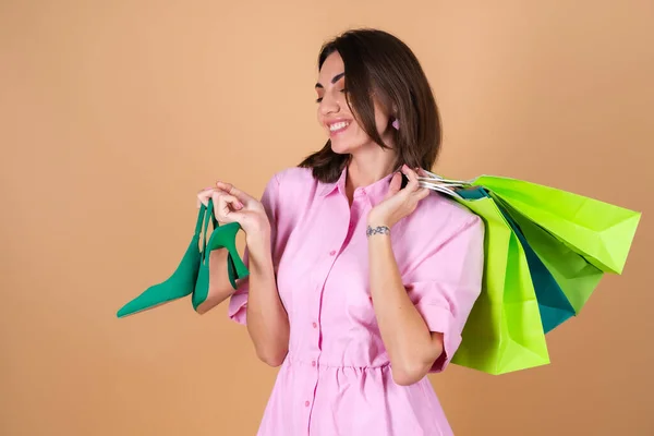 Retrato Una Mujer Joven Vestido Rosa Sobre Fondo Beige Con — Foto de Stock