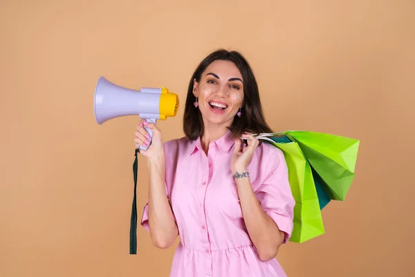 Retrato Una Mujer Joven Vestido Rosa Sobre Fondo Beige Con —  Fotos de Stock