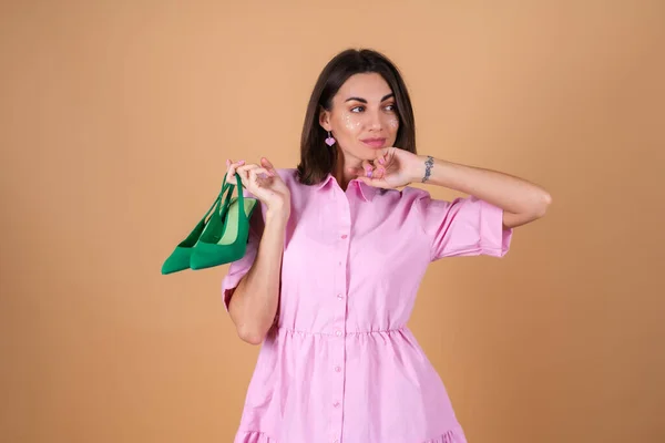 Retrato Una Mujer Joven Vestido Rosa Sobre Fondo Beige Con — Foto de Stock