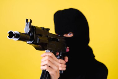 Genç, pembe dudaklı, kar maskeli, elinde makineli tüfek, haydut, hırsız, kanun kaçağı genç ve güzel bir kadın.